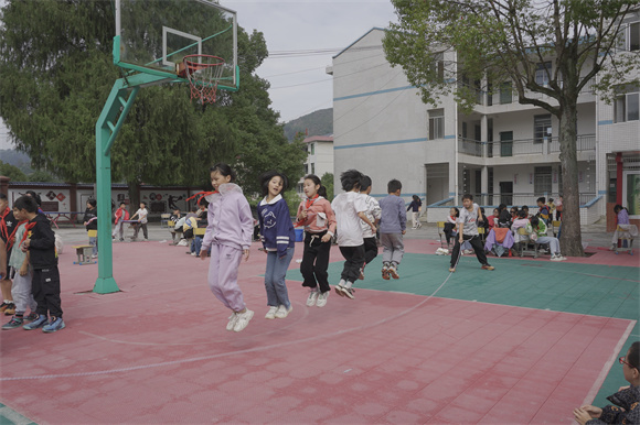 7凉伞镇中心小学集体跳长绳比赛气氛紧张而又热烈（供图 姚奕冰）