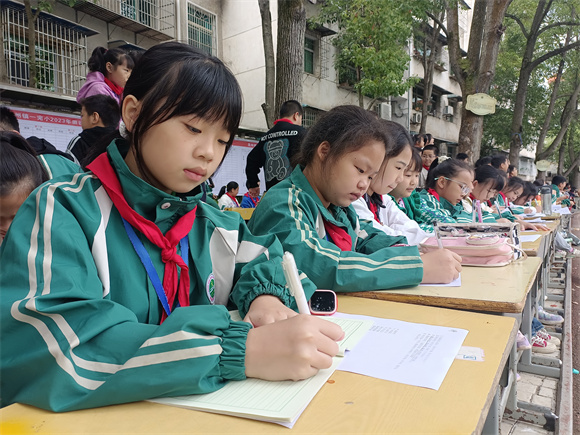 12晃州镇第一完全小学的小小通讯员们笔下生花，实时报道本班运动员取得的优异成绩。（供图 姚键）