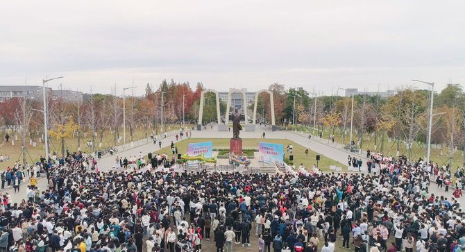 2600名师生环校健身长跑   纪念毛泽东同志诞辰130周年1