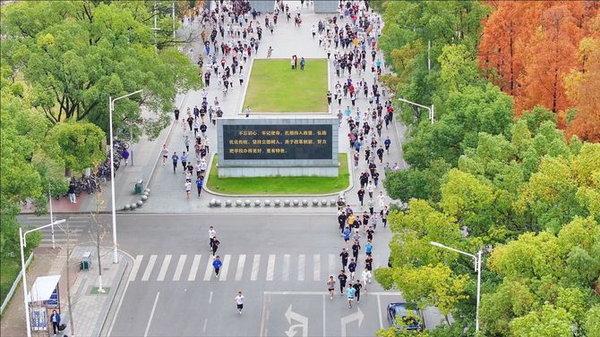 2600名师生环校健身长跑   纪念毛泽东同志诞辰130周年4