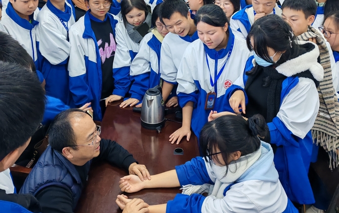 蔡世平副院长给学生搭脉_副本