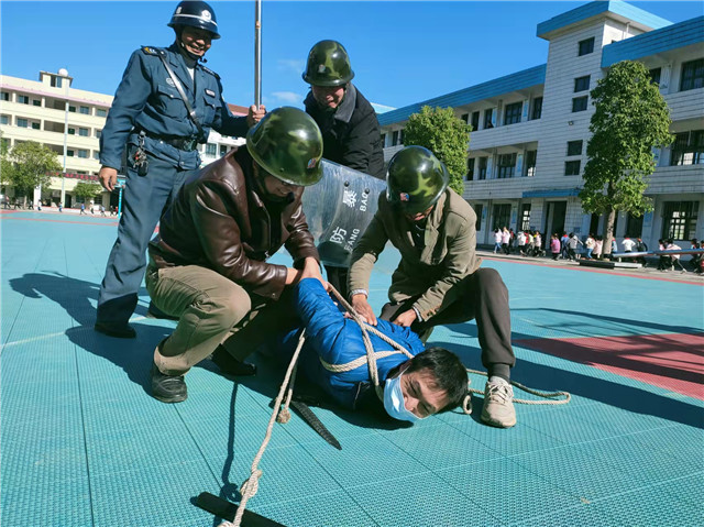 警绳绑男犯人图片